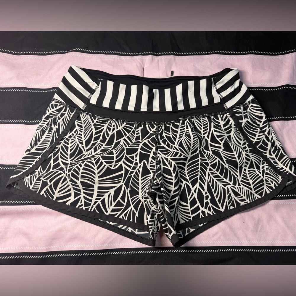 LULULEMON Black & White Leaf-Print Women’s Athletic Shorts